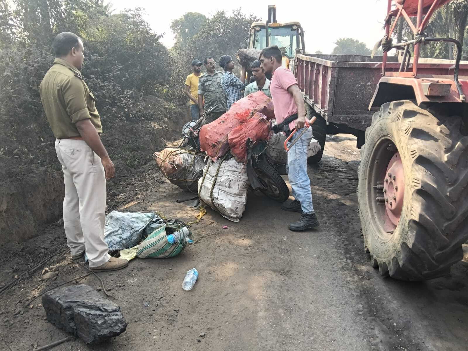 छापेमारी दल ने 10.82 टन कोयला व दो बाइकें की जब्त