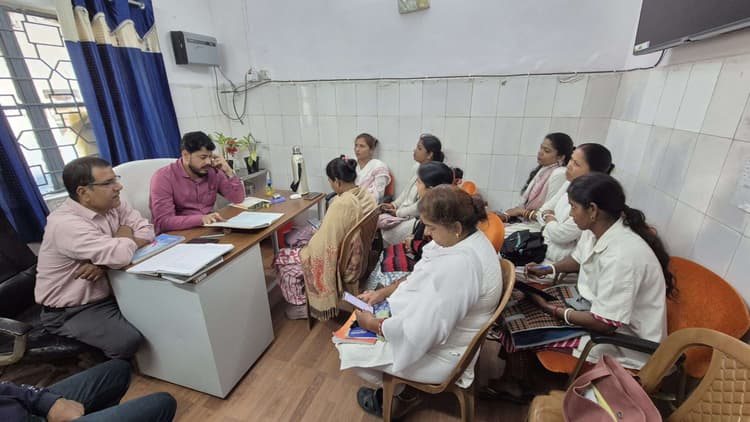 एएनम व स्वास्थ्य कर्मियों बैठक में टीकाकरण की समीक्षा