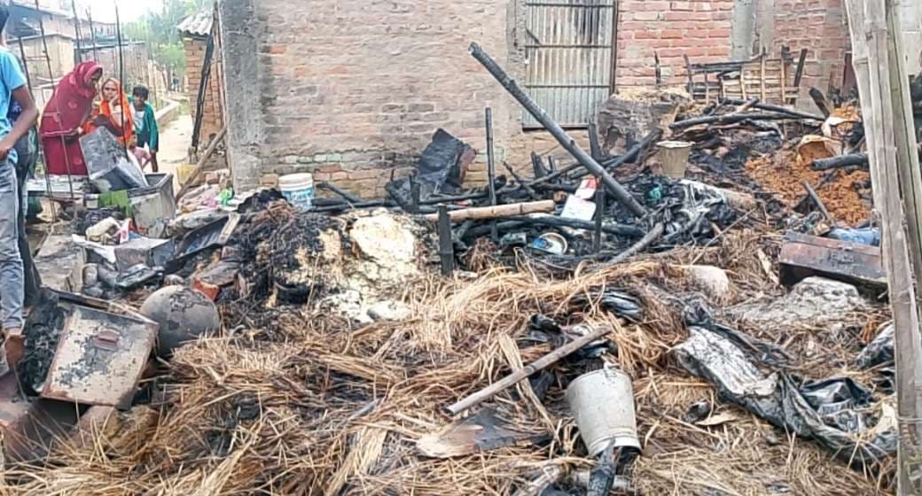 बिजली का तार टूट कर गिरने घर में लगी आग, चार लाख का नुकसान