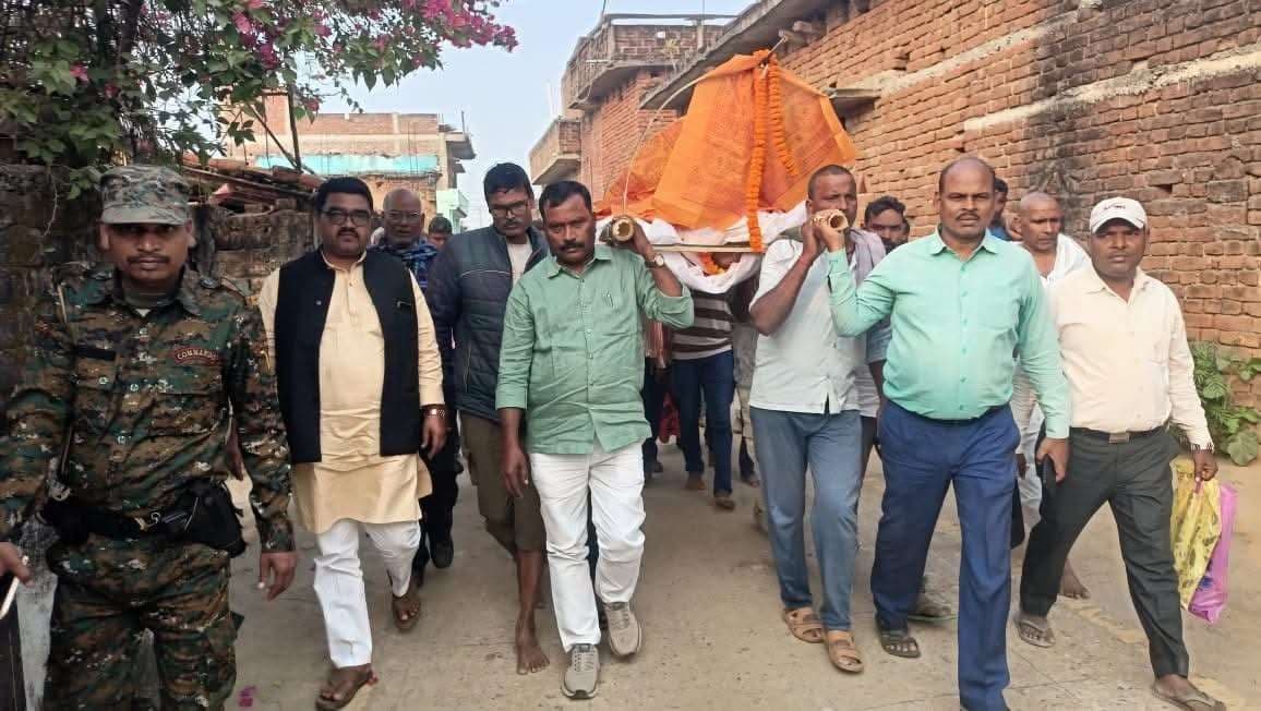 पूर्व मुखिया का निधन, नवनिर्वाचित विधायक ने दिया कंधा