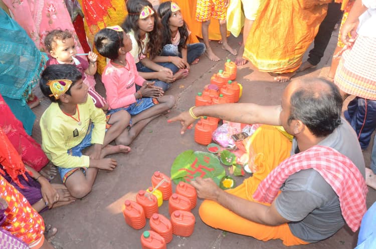 Deoghar News : बाबा मंदिर में 35 हजार श्रद्धालुओं ने किया जलार्पण