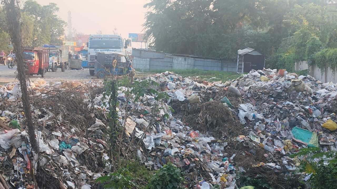 बाजार में कचरा फेंकने पर लोगों ने जताई नाराजगी