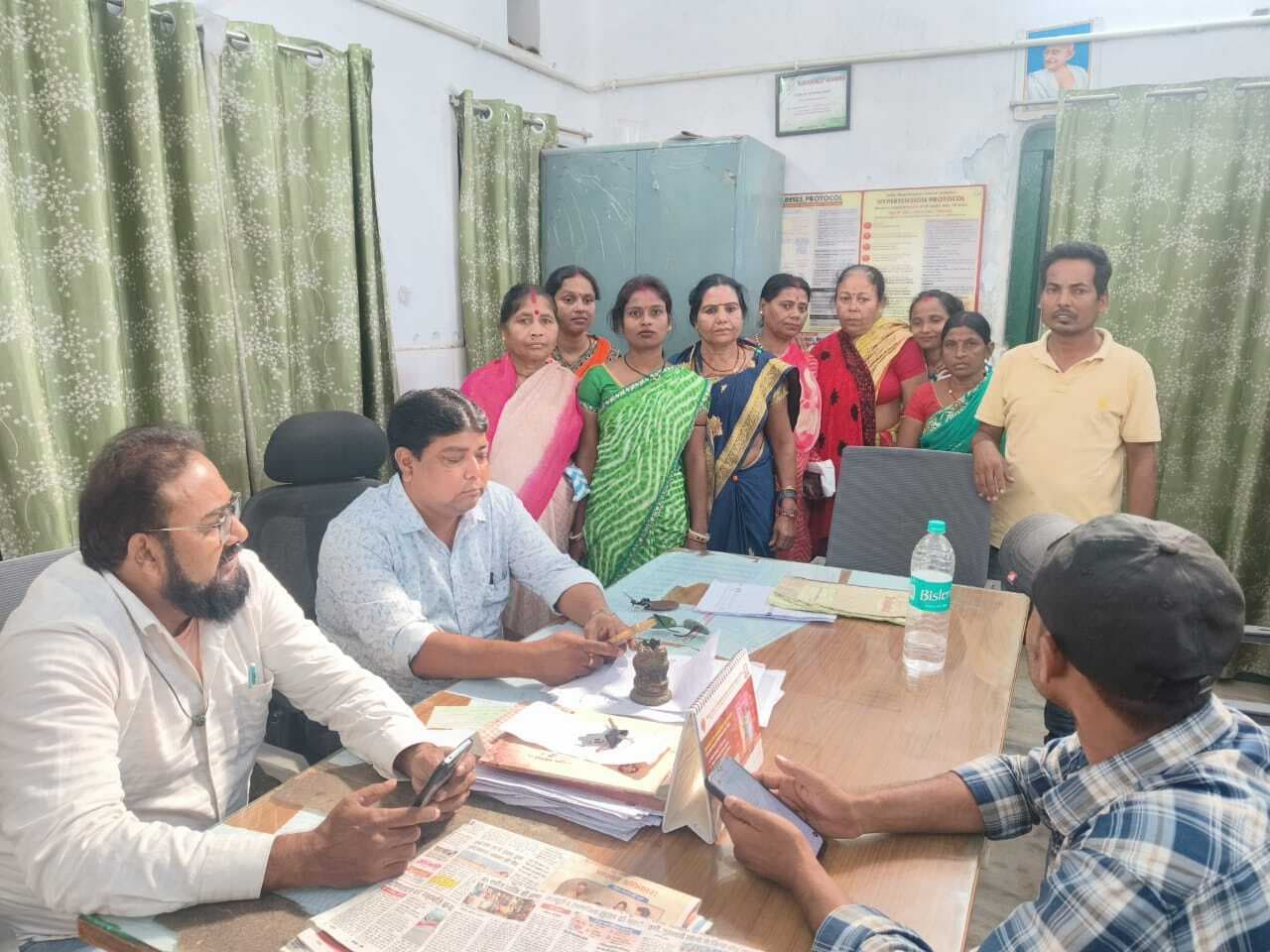 कर्मियों ने मानदेय भुगतान को लेकर किया प्रदर्शन