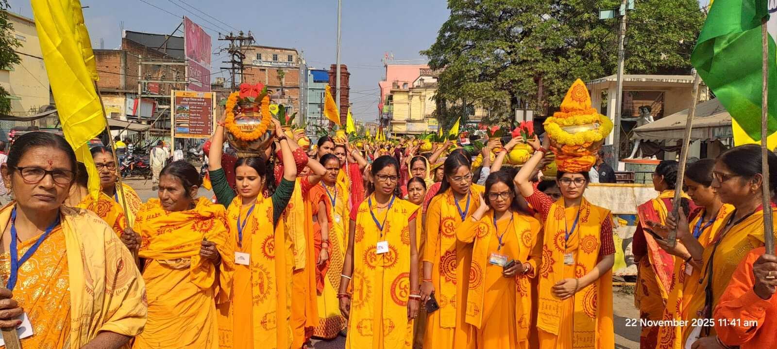 गायत्री परिवार की 1100 महिलाओं ने निकाली कलश यात्रा