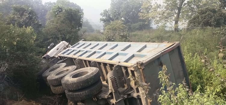 फ्लाई ऐश ले जा रहा हाईवा ट्रक दुर्घटनाग्रस्त
