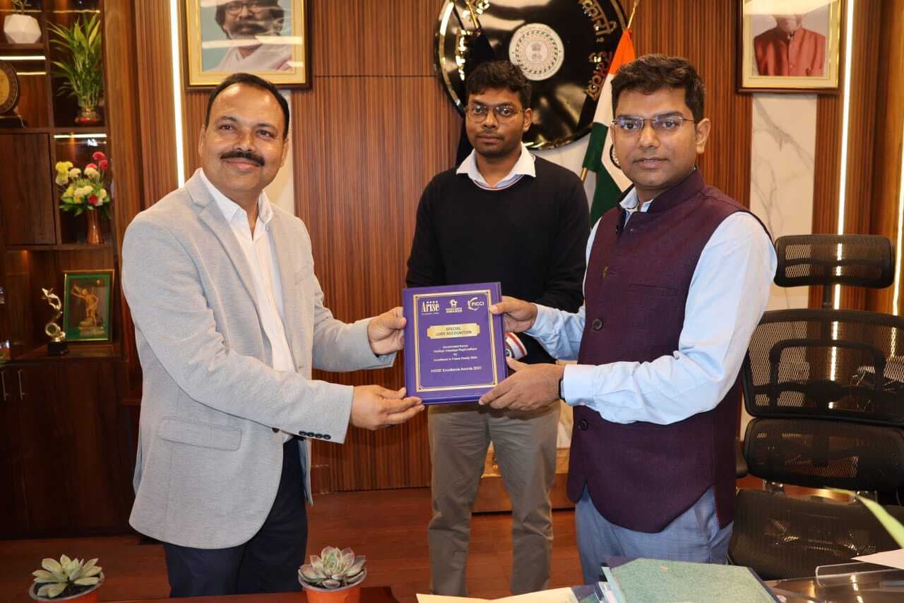 केएमएस के प्रधानाध्यापक को डीसी ने किया सम्मानित