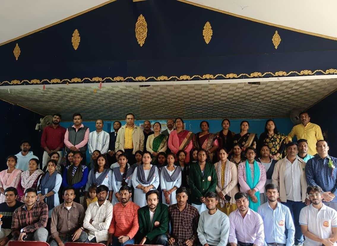Deoghar news : हिंदी विद्यापीठ बीएड कॉलेज में नये सत्र के विद्यार्थियों का हुआ पारंपरिक स्वागत