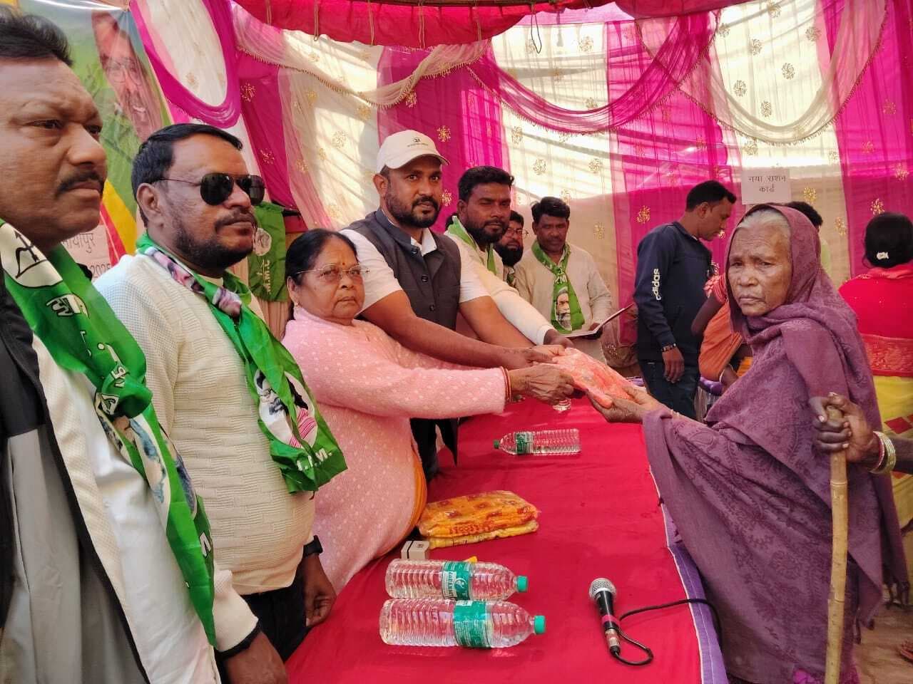 शिविर में आये 478 आवेदन, धोती-साड़ी बांटी गयी