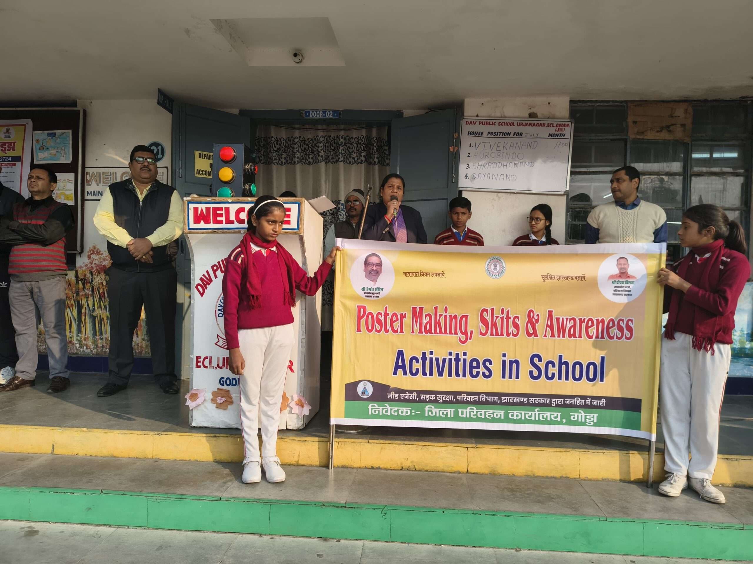 सड़क सुरक्षा नियमों के पालन के लिए दिलाई गयी शपथ