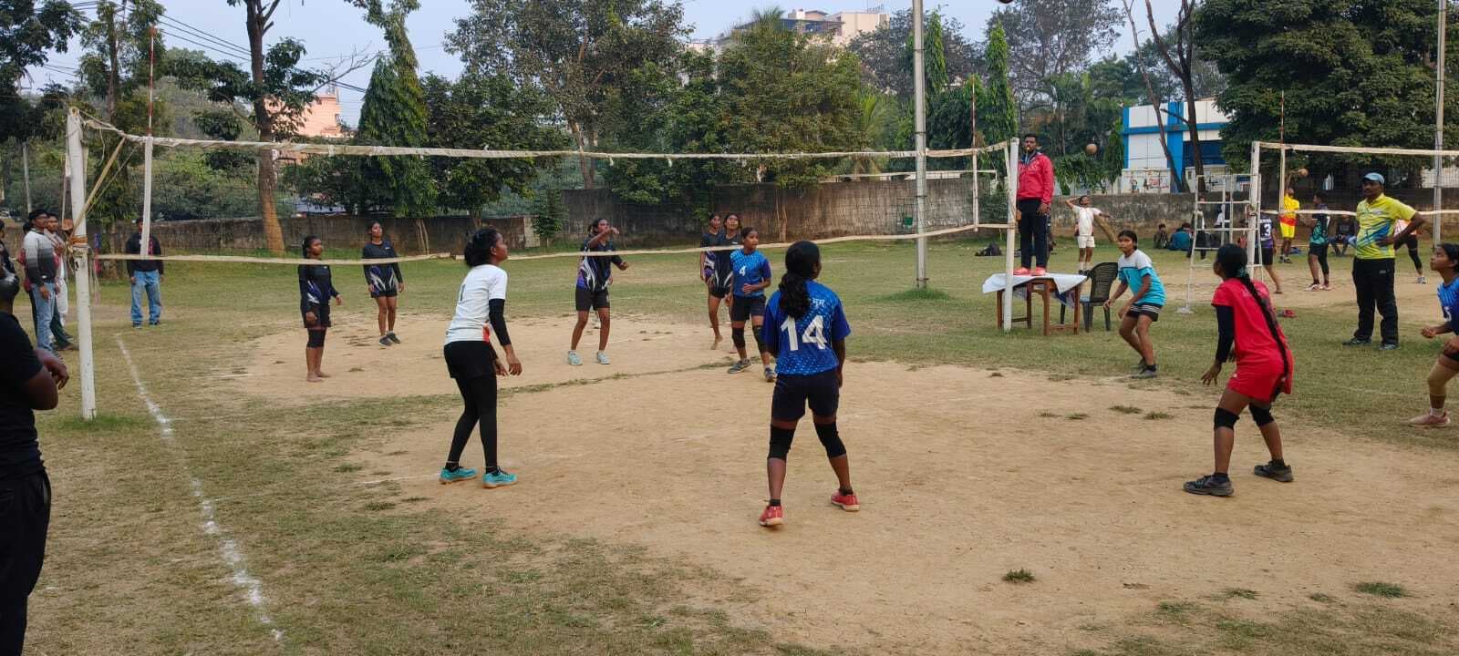 East Singhbhum District Football League commenced at Rd Bhatta Bistupur : जिला वॉलीबॉल लीग शुरू, पहले दिन खेले गये छह मुकाबले