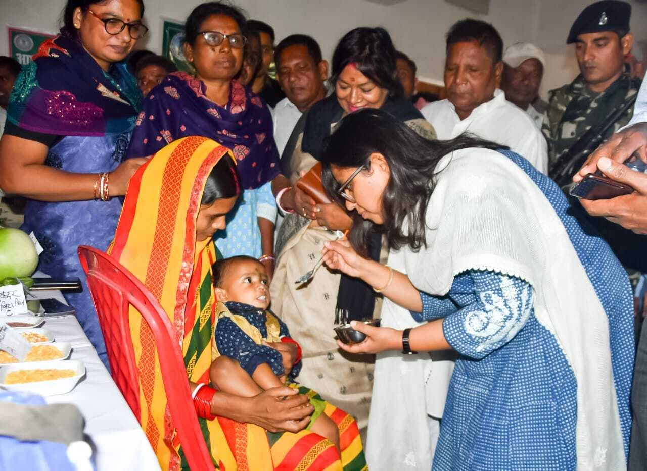 डीसी ने आंगनबाड़ी केंद्र के बच्चों को कराया अन्नप्राशन