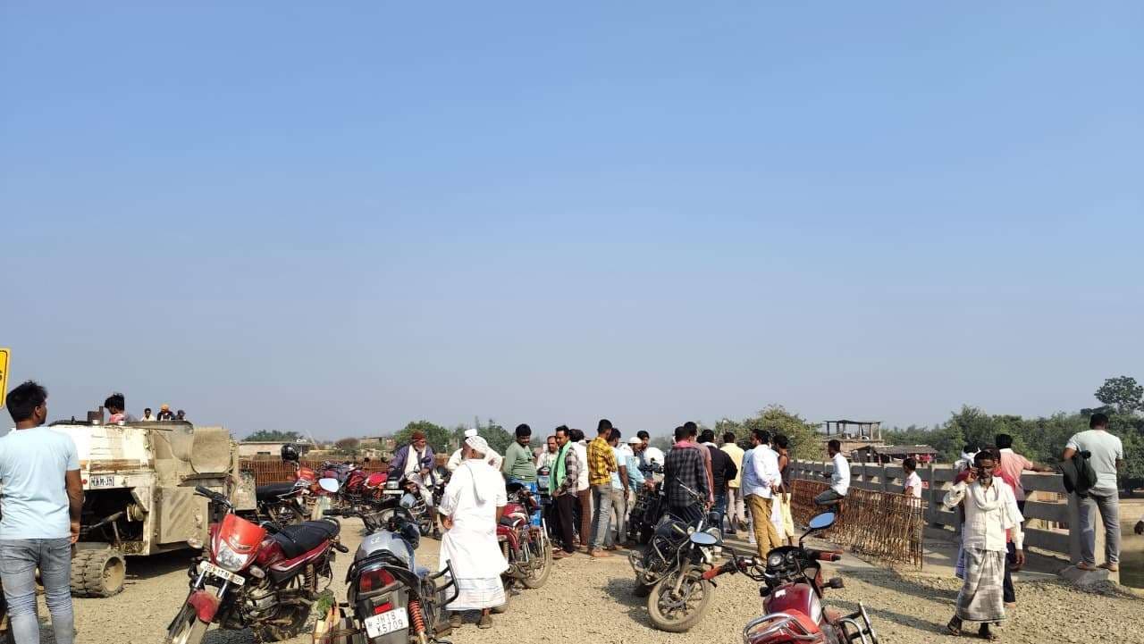 सड़क चौड़ीकरण से ग्रामीणों को परेशानी, सुविधा के लिए वैकल्पिक छोटी सड़क, पैदल पथ, क्रॉस फ्लाइओवर बनाये सरकार