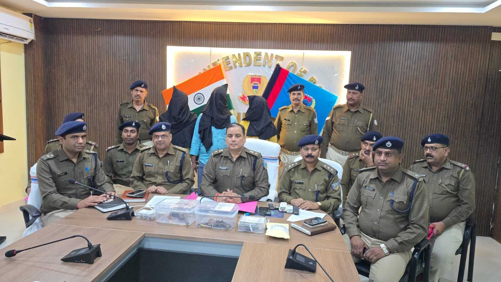 दो देसी कट्टा व कारतूस के साथ तीन गिरफ्तार