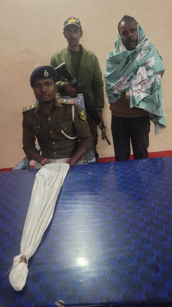 एसडीपीओ आवास के पीछे स्थित मकान से हथियार समेत एक गिरफ्तार