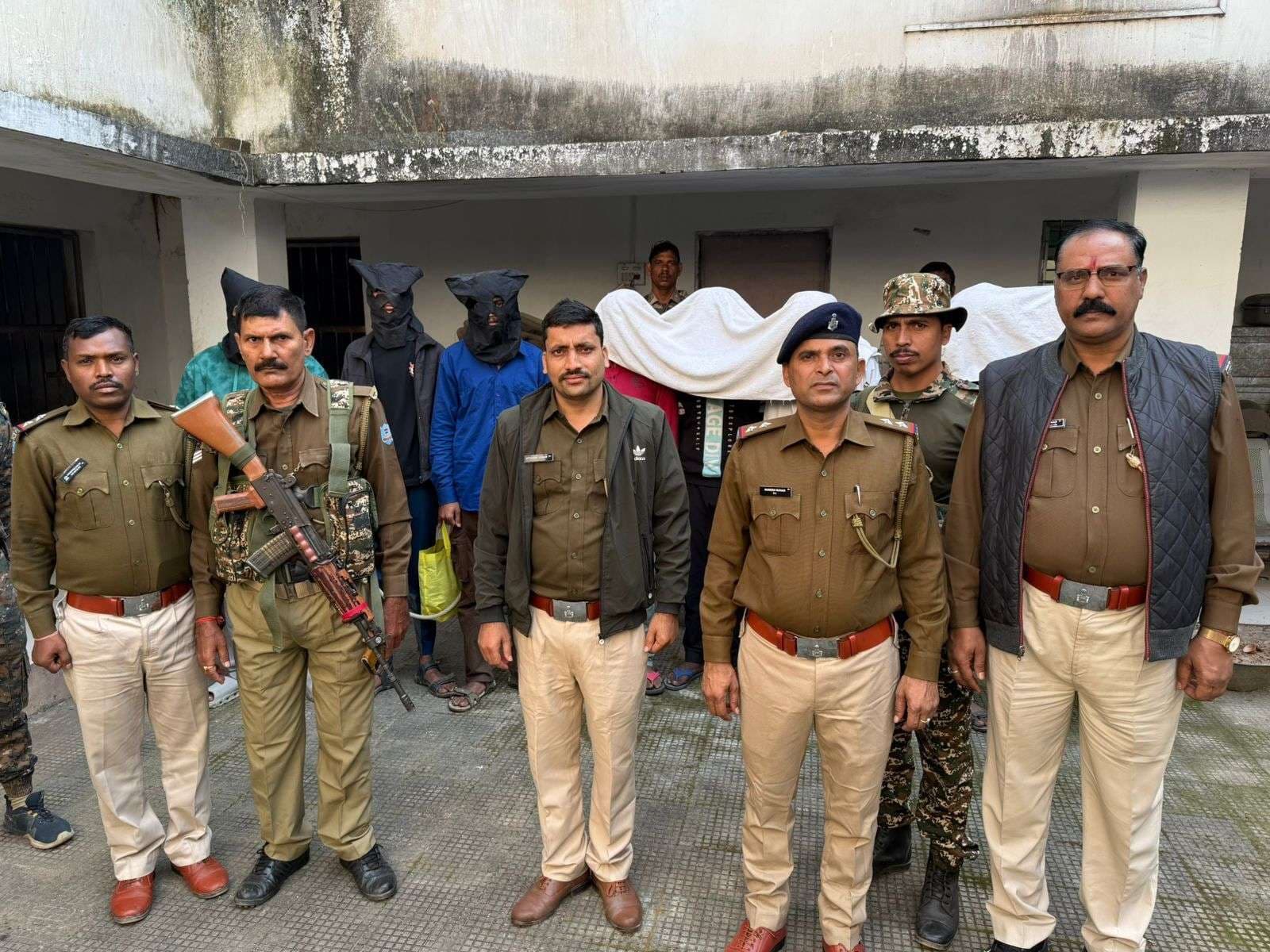 Deoghar News : देसी कट्टा व गोली के साथ बाबा गिरोह के आठ सदस्य गिरफ्तार