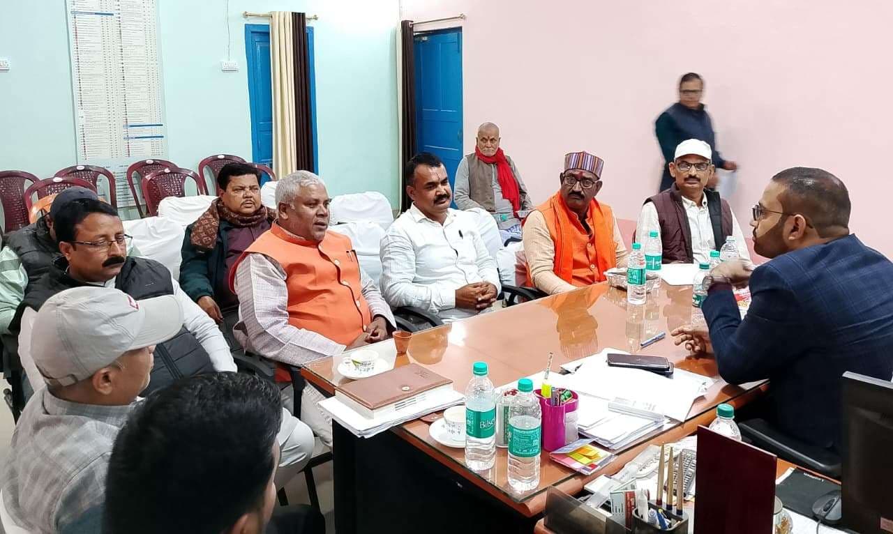 Madhubani News : अनुमंडल स्तरीय निगरानी सह अनुश्रवण समिति की बैठक में विभिन्न मुद्दों पर हुई चर्चा