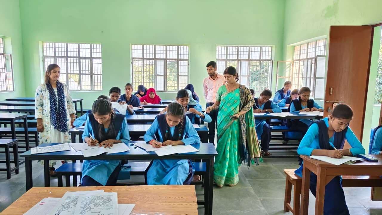 Madhubani News : मैट्रिक की थ्योरी पेपर की सेंटअप परीक्षा संपन्न