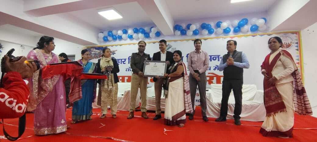 बोबिल की आंगनबाड़ी सेविका को डीएम ने किया सम्मानित