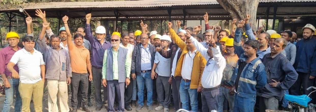 Bokaro News : मांगों को लेकर इस्पात व ठेका कर्मियों ने किया प्रदर्शन