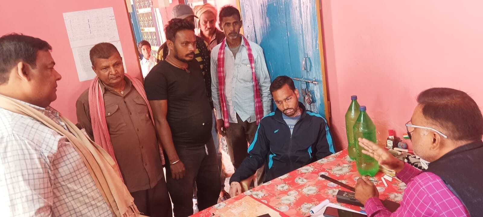 पहले बच्चों के हाथ में अंडा देकर खिंचवाया फोटो, फिर ले लिया वापस