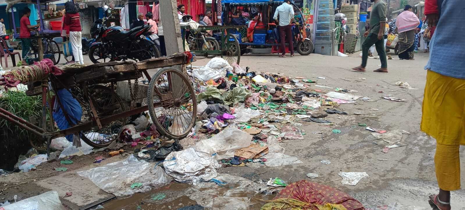 नाले बने डस्टबीन, सड़कों पर कूड़े का अंबार