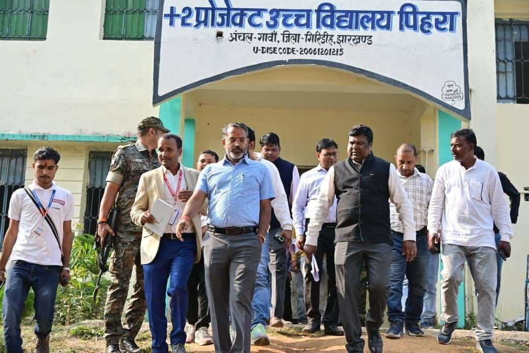 Giridih News: डीसी ने किया प्लस टू प्रोजेक्ट उवि पिहरा का निरीक्षण