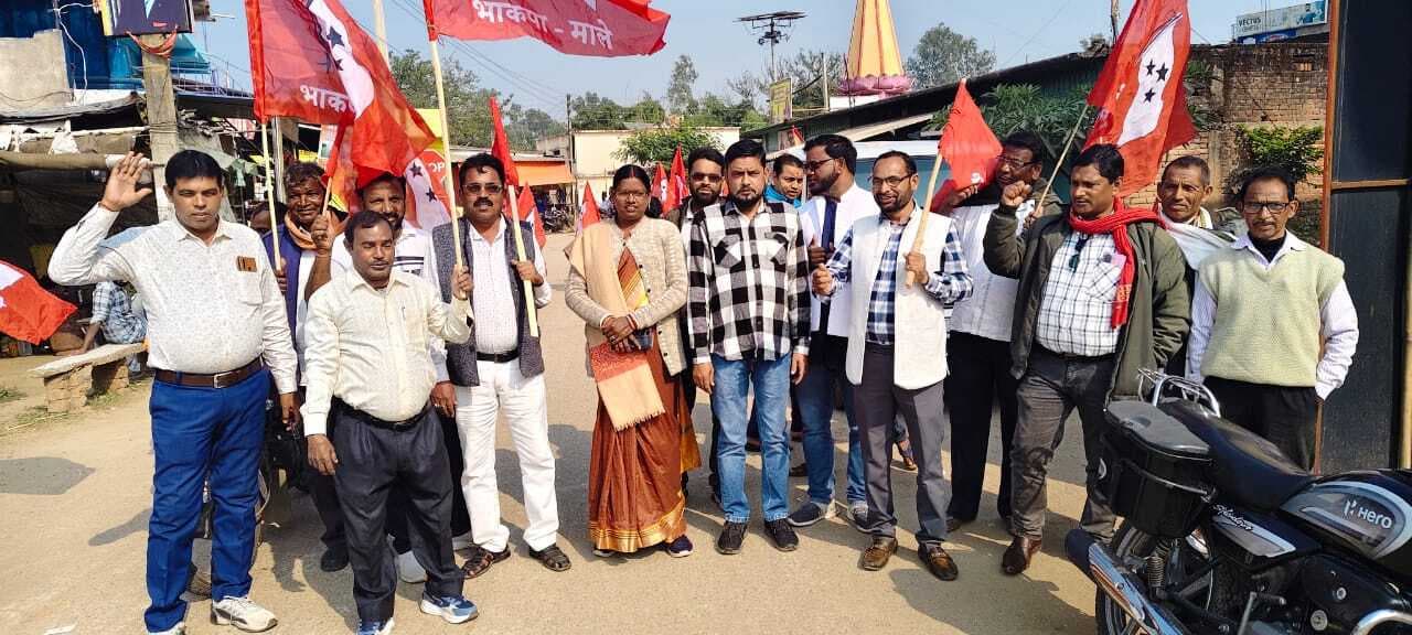 Giridih News: पत्थर खदान संचालक के विरुद्ध भाकपा माले नेता उतरे सड़क पर