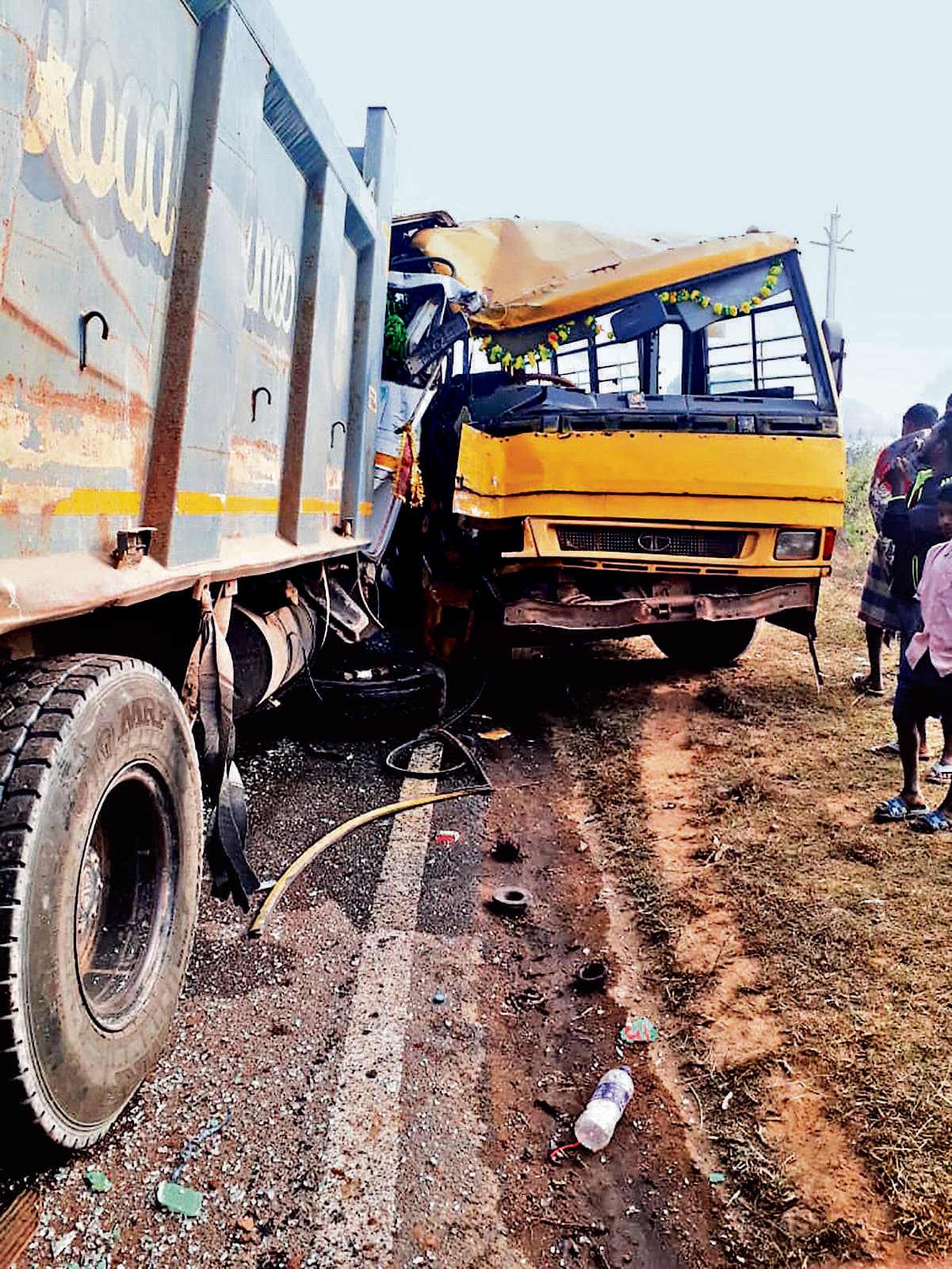 Chaibasa News : कॉलेज बस व हाइवा में भिड़ंत, 15 विद्यार्थी घायल