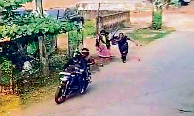 Rourkela News: सिविल टाउनशिप में महिला से दिनदहाड़े सोने की चेन छीनकर भागे उचक्के, वारदात सीसीटीवी में कैद