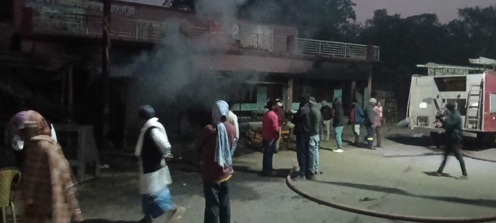 Giridih News: पुराना जीटी रोड की तीन फुटपाथ दुकानों में लगी आग