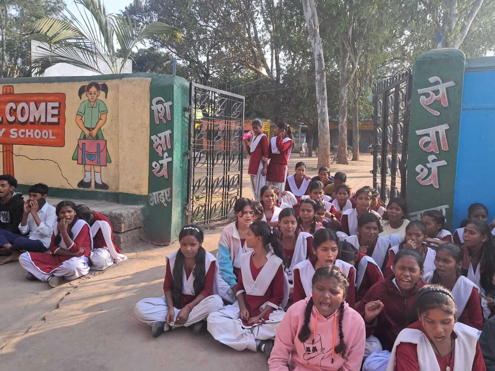 Bokaro News : प्रभारी एचएम के खिलाफ विद्यार्थियों ने दिया धरना