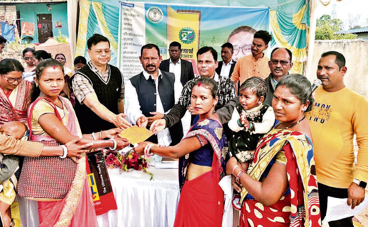 Chaibasa News :  मंईयां के 300 व अबुआ आवास के 250 आवेदन आये