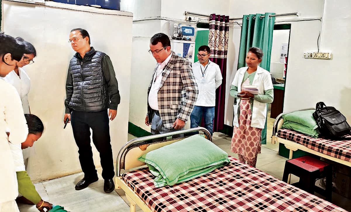 Chaibasa News : चाईबासा में टीम ने दो हेल्थ सेंटरों की गुणवत्ता जांची