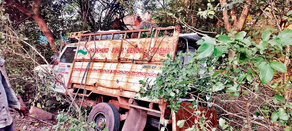 Seraikela kharsawan News : वाहन के धक्के से पिकअप वैन अनियंत्रित हो झाड़ियों में घुसा, बाल-बाल बचा चालक