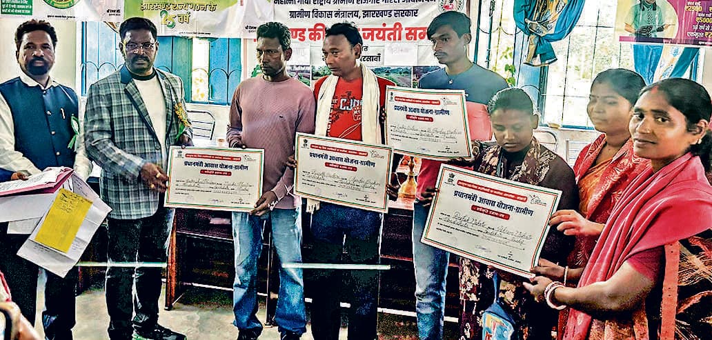 Seraikela kharsawan News : जागरूक होकर सरकार की योजनाओं का लाभ उठाएं