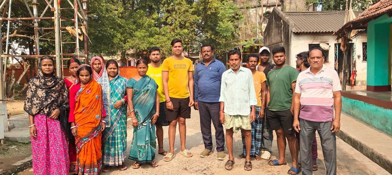 East Singhbhum News : 20 साल पहले बनी सड़क जर्जर, ग्रामीणों का प्रदर्शन