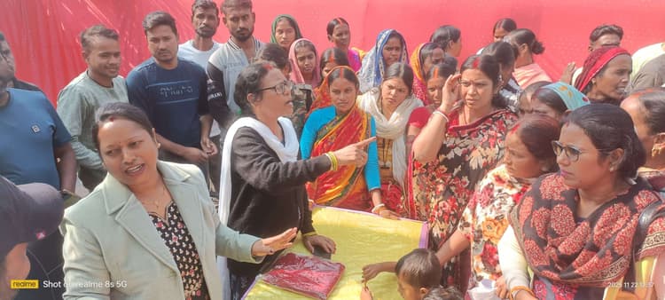 Dhanbad News: जीतपुर व कालाडाबर में मंईयां सम्मान व अबुआ आवास का काउंटर नहीं लगाने पर हंगामा