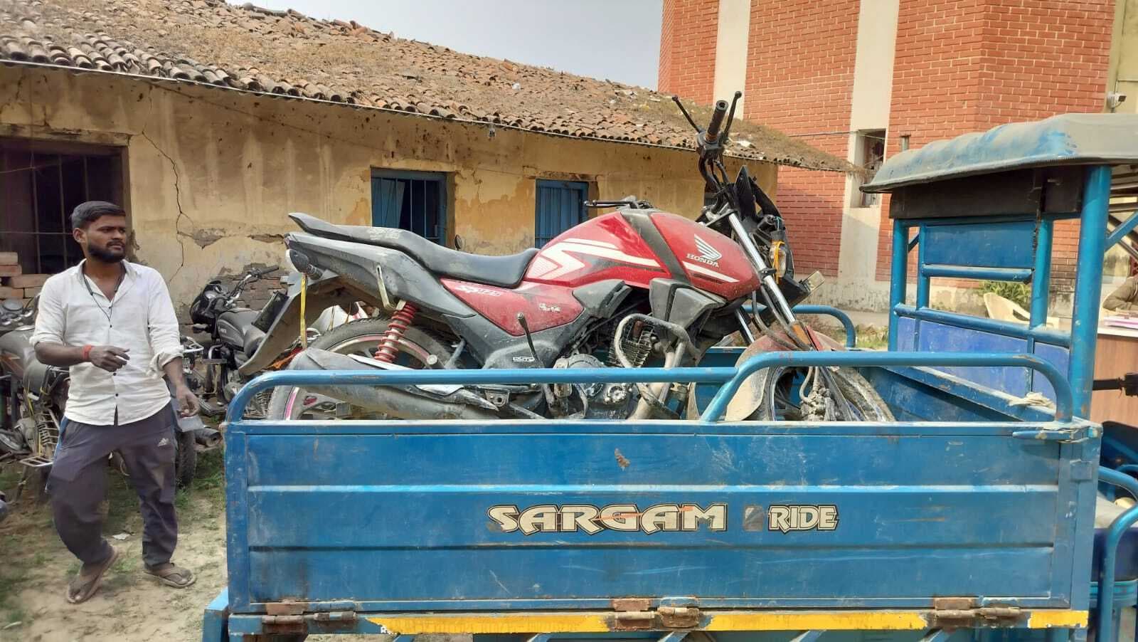 दुखद. अमाव गांव के समीप तेज रफ्तार बाइक गुमटी से टकरायी