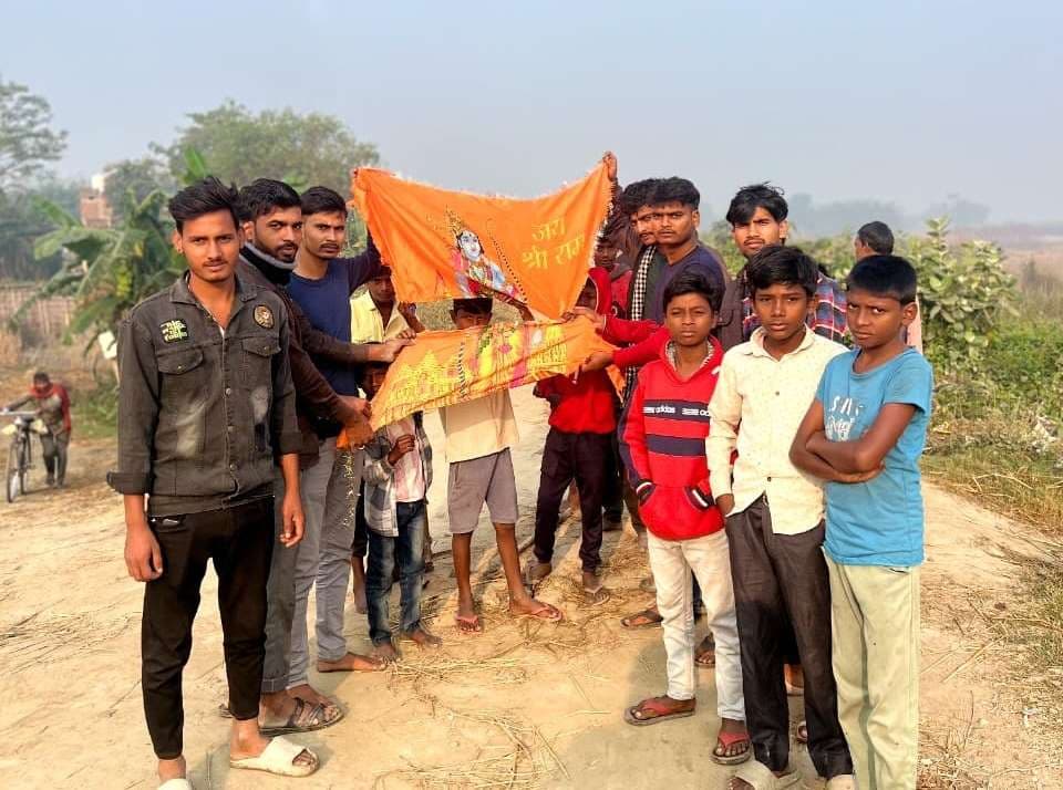 फुलवरिया गांव में मंदिर परिसर के ध्वज फाड़े गये, ग्रामीणों में दिखी नाराजगी