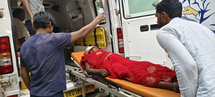 ऑटो के धक्के से दवा लेकर बाइक से आ रही महिला घायल, हालत गंभीर