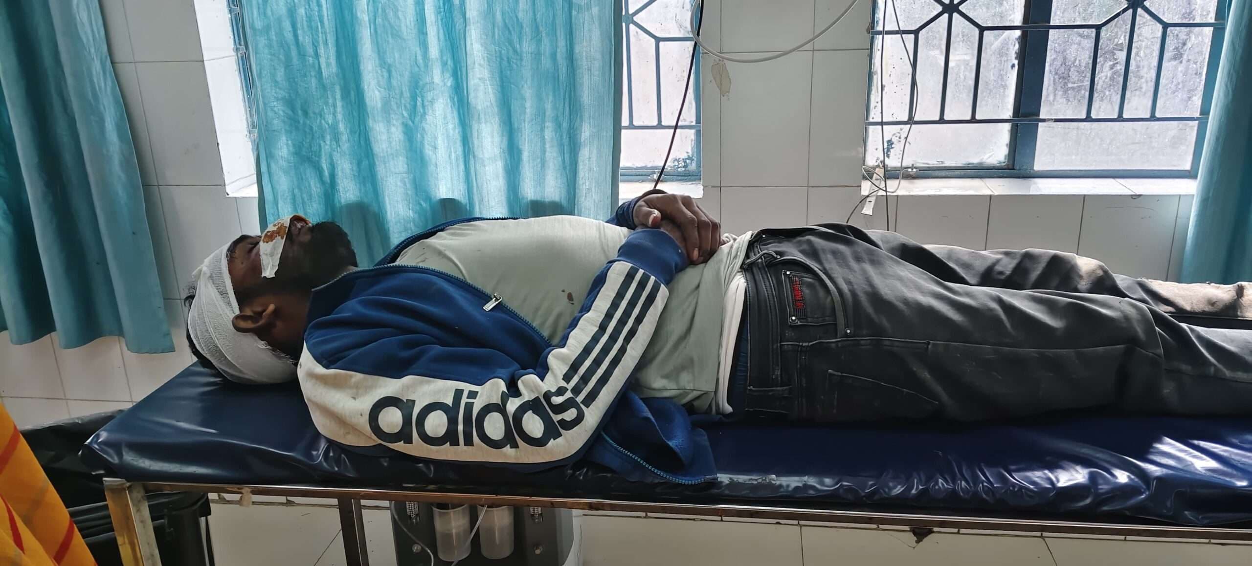 अनियंत्रित होकर पेड़ से टकराया बाइक सवार, स्थिति गंभीर