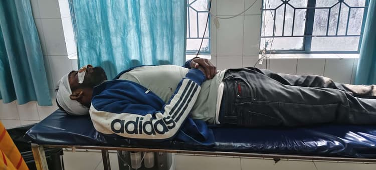 अनियंत्रित होकर पेड़ से टकराया बाइक सवार, स्थिति गंभीर