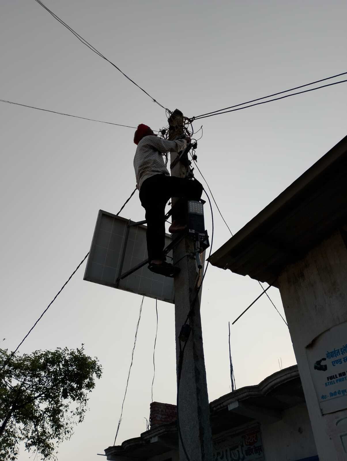 बिजली बिल बकायेदारों पर कार्रवाई, एक दर्जन उपभोक्ताओं के कनेक्शन काटे
