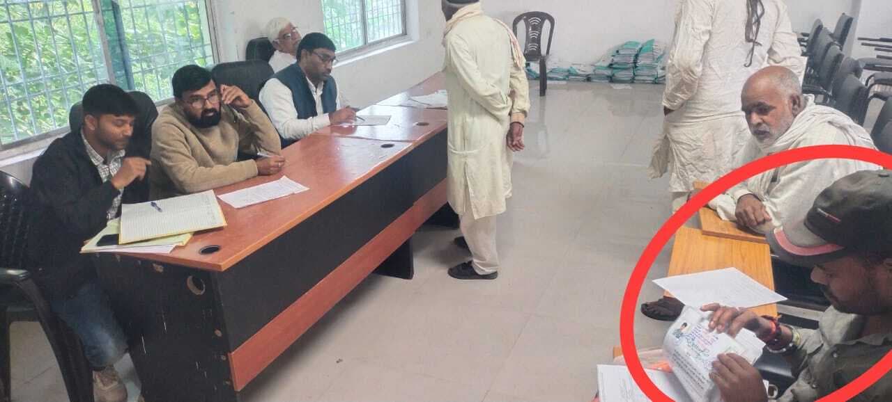 घर से बेघर हुए छोटे भाई ने प्रशासन से न्याय के लिए लगायी गुहार