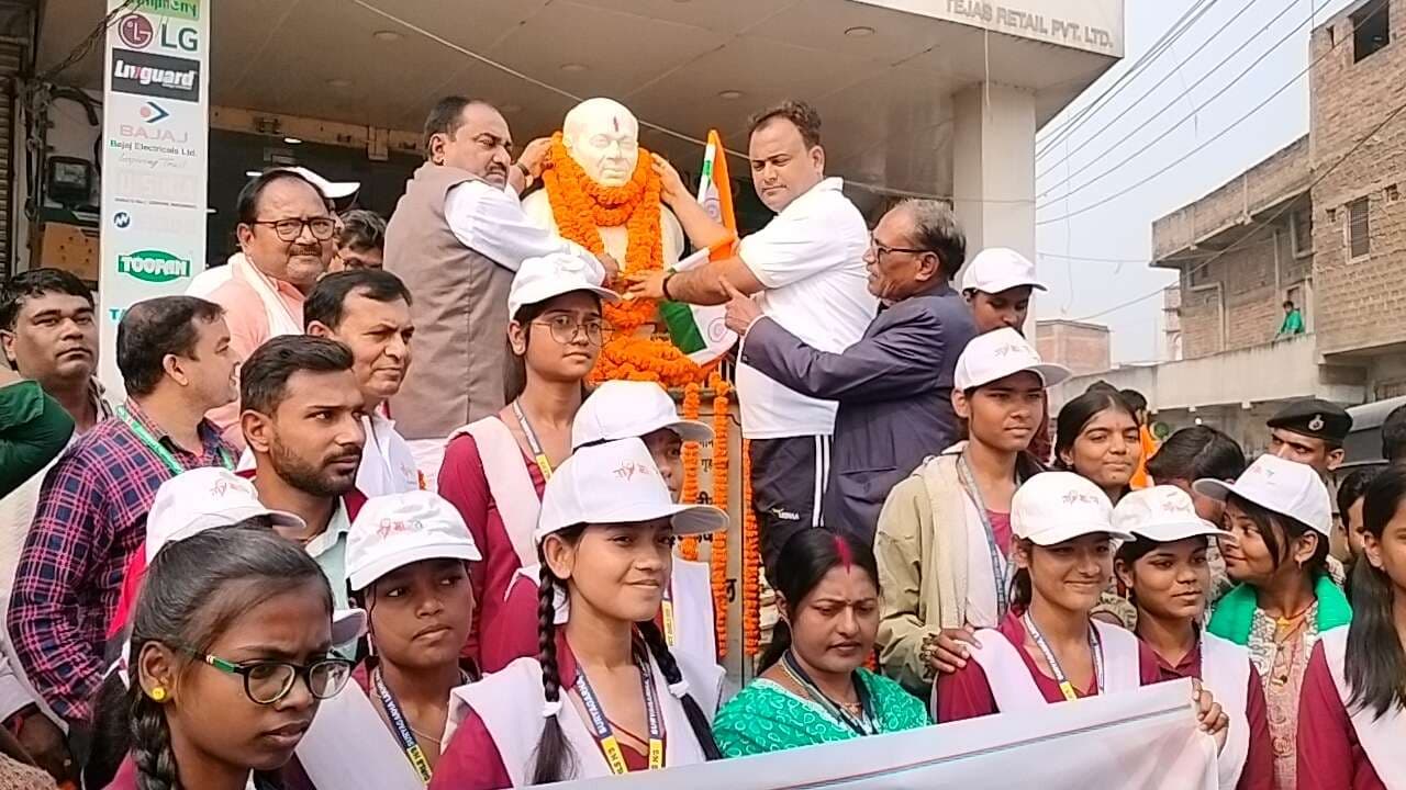 सूर्यगढ़ा में यूनिटी मार्च को विधायक व डीएम ने हरी झंडी दिखाकर किया रवाना