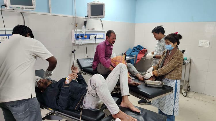 सड़क हादसे में बाइक सवार अधेड़ समेत तीन लोग जख्मी