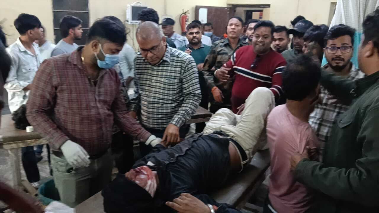 दो बाइकों की सीधी टक्कर में तीन युवक गंभीर रूप से हुए घायल