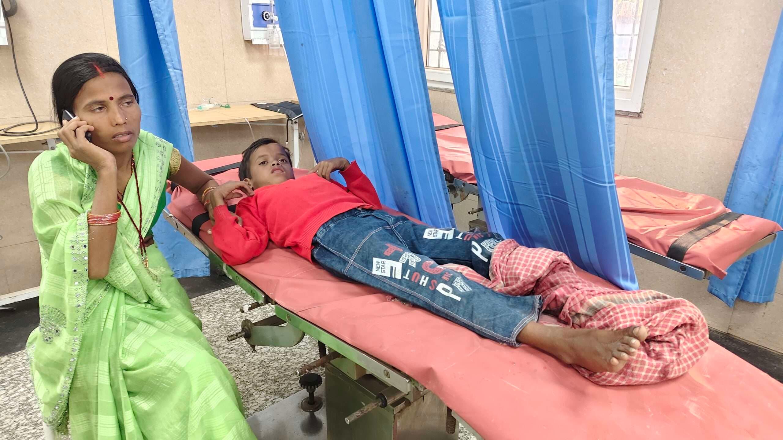 सड़क हादसे में बुजुर्ग समेत दो लोग जख्मी