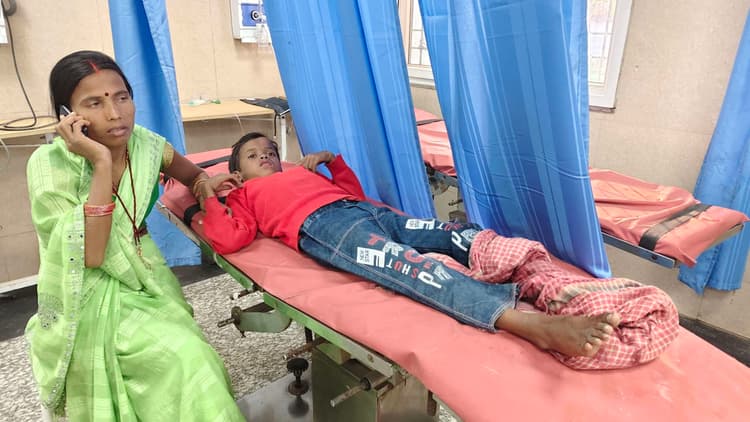 सड़क हादसे में बुजुर्ग समेत दो लोग जख्मी