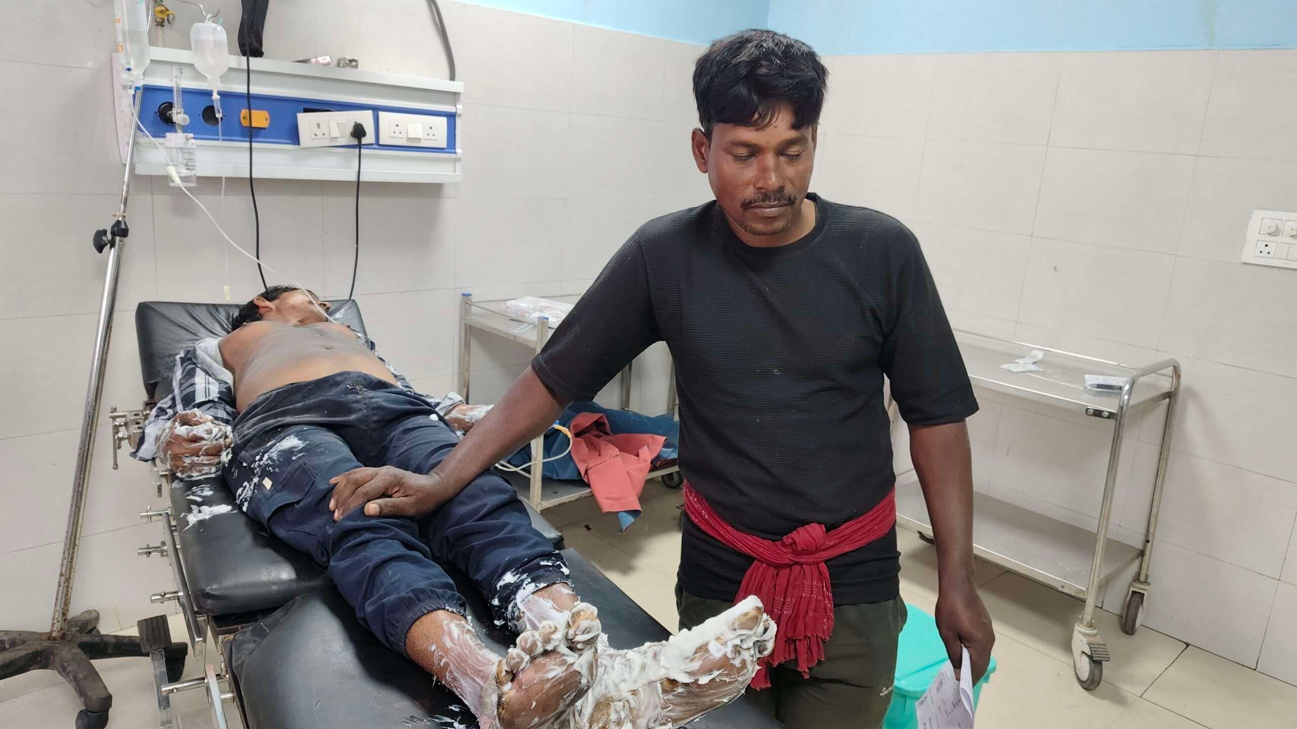 हाइ टेंशन बिजली के तार की चपेट में आने से अधेड़ घायल